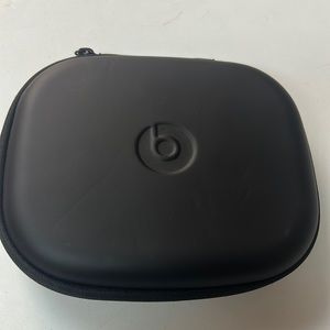Beats headphone case    Case only good condition